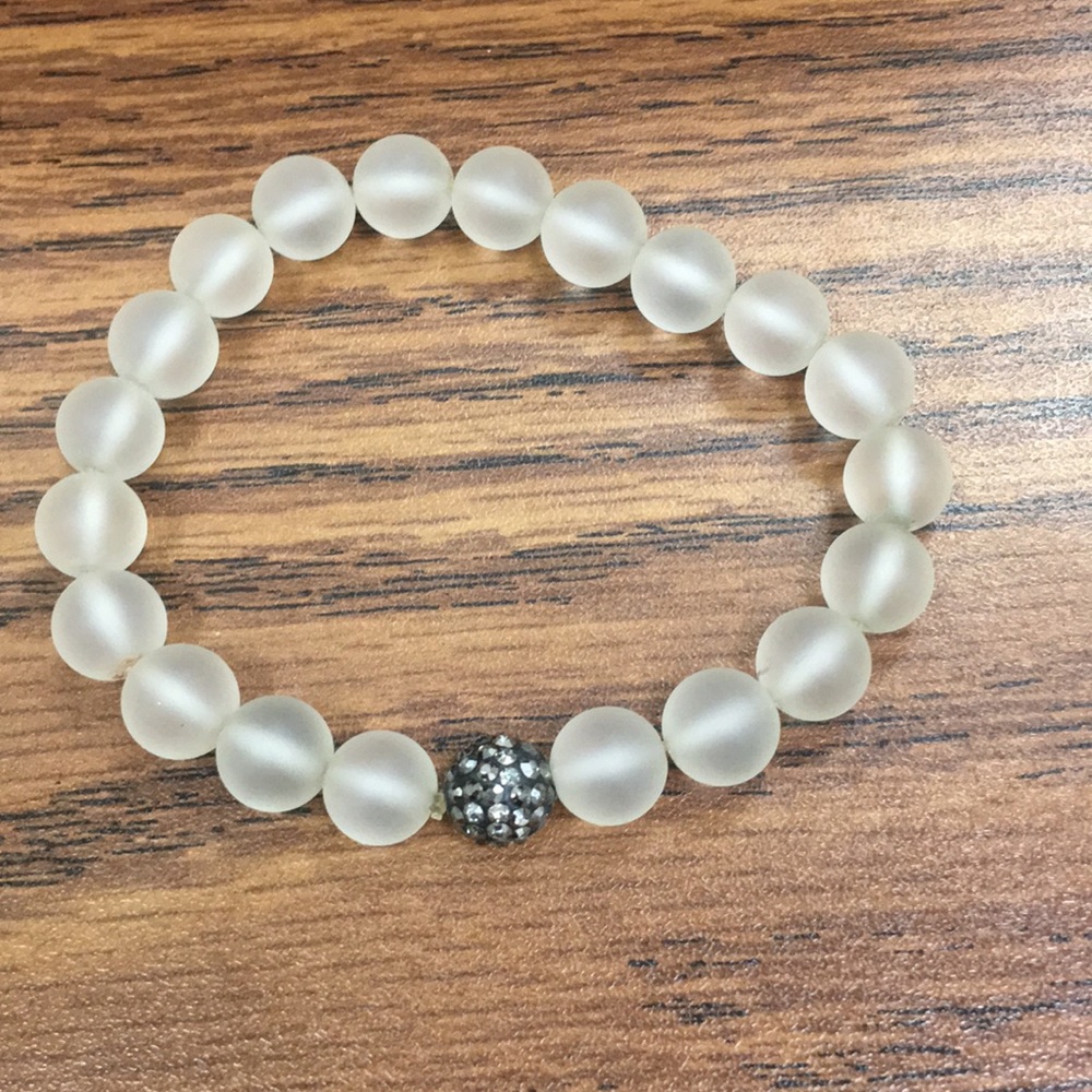 Clear bead bracelet with crystal bead - Picture 1 of 4